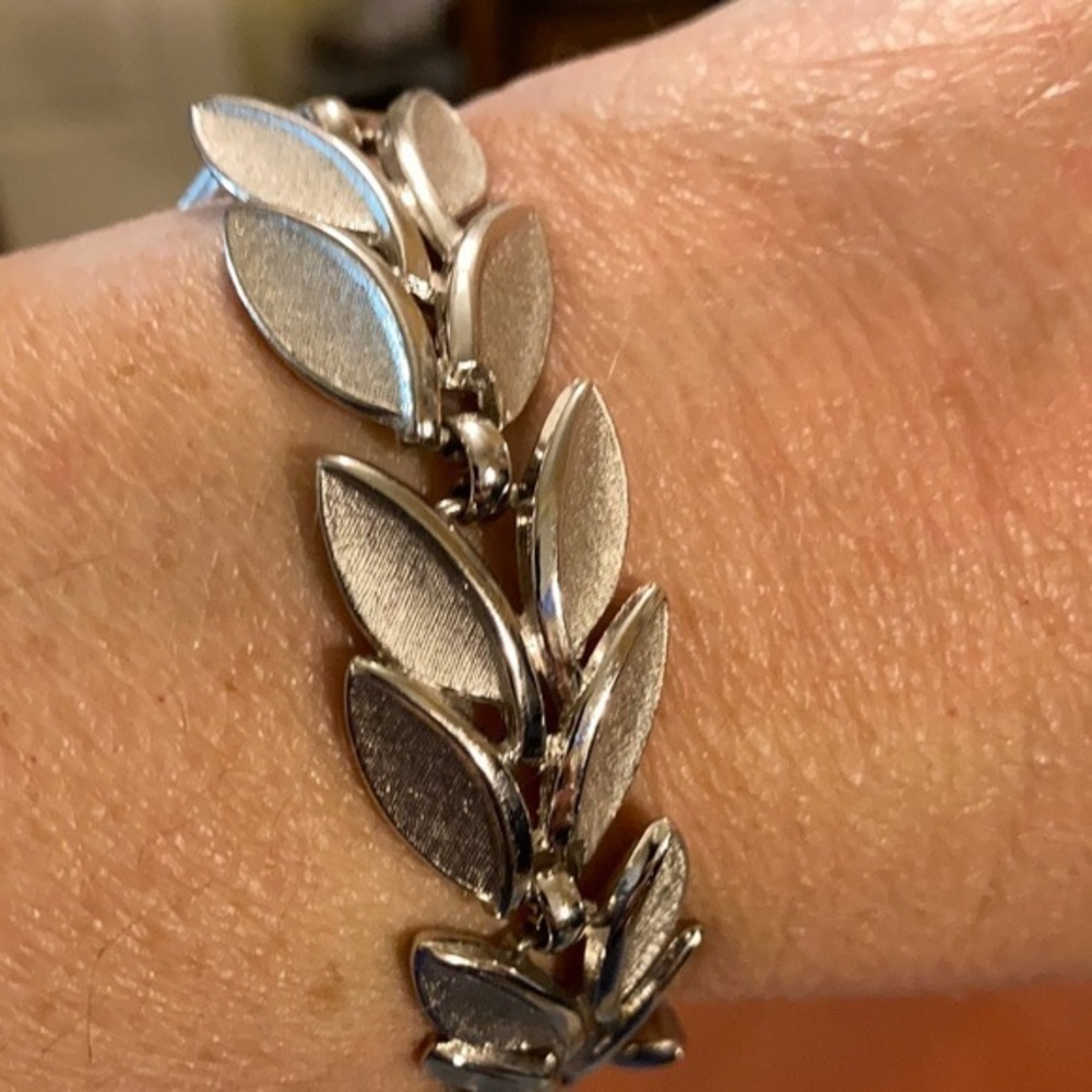Vintage crown Trifari silver tone leaf link bracelet